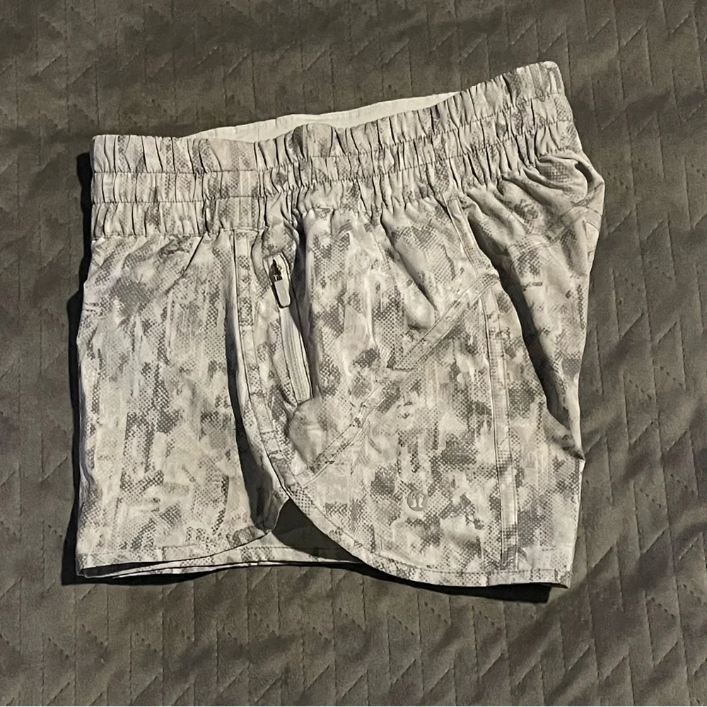 Lululemon lined running shorts womens size‎ 4 EUC